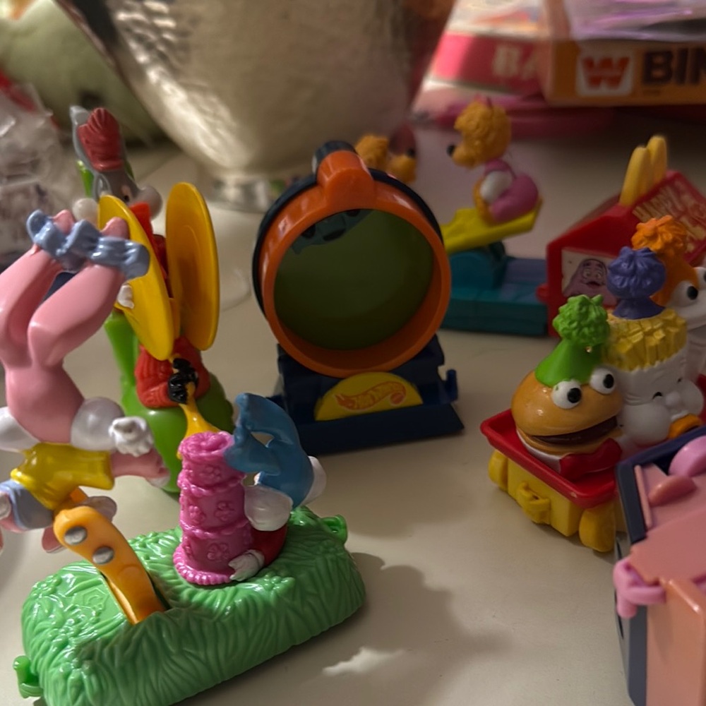 McDonald (7) pieces of birthday Happy Meal toys
